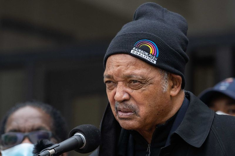 Pendeta Jesse Jackson meminta vaksin COVID-19 untuk kakitangan dan tahanan di Penjara Cook County semasa sidang akhbar di luar Bahagian 11 Jabatan Pembetulan Daerah Cook pada 17 Dis 2020.