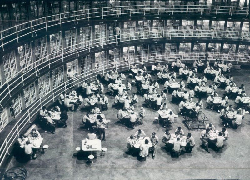 Vo vnútri kruhového domu v Stateville Correctional Center v roku 1957. | Fotografia súboru Sun-Times