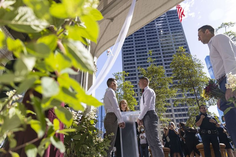 David Gombert ja Shaun Airey seisavad altari ees Wrigley hoone ees N Michigan Ave