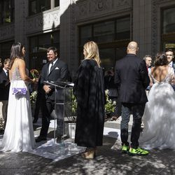 Paarid seisavad altari ees väljaspool Wrigley hoonet N Michigan Ave
