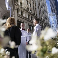 David Gombert ja Shaun Airey seisavad altari ees Wrigley hoone ees N Michigan Ave