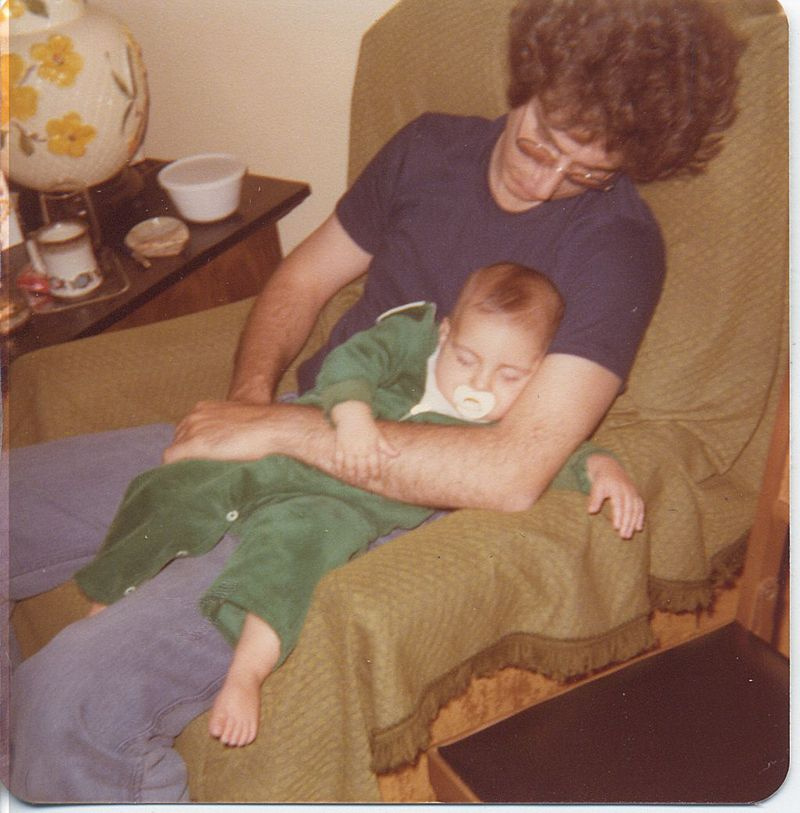 Harold Ramis och lilla dottern Violet delar en tupplur 1977 på det här fotot från Ghostbuster