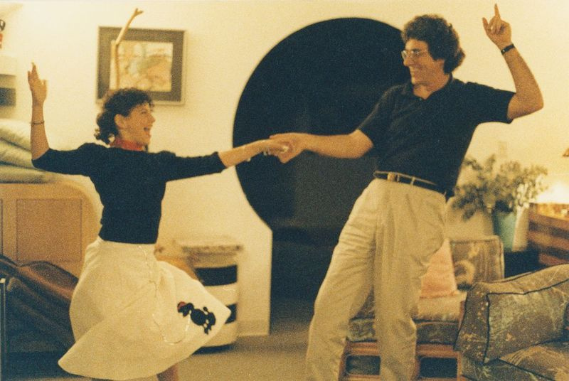 Violet dansar med sin far, Harold Ramis, på ett 1980-talsfoto från Ghostbuster’s Daughter. | Medföljer foto