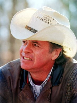 El ex estrella de televisión infantil Cowboy Bob Glaze en su casa en Martinsville, Indiana, en 2002. | Estrella de Indianápolis