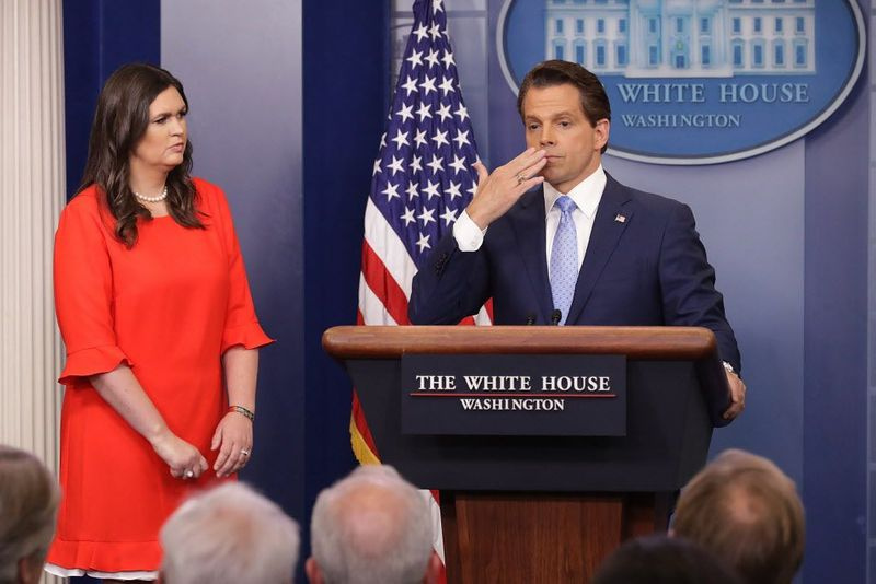 Anthony Scaramucci (paremal) suudleb, kui ta ja Valge Maja peasekretäri asetäitja pressisekretär Sarah Huckabee Sanders (vasakul) korraldavad reedel Valge Maja igapäevast pressibriifinget. Scaramucci teatas, et Huckabee asendab Valge Maja pressisekretäri