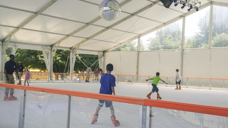 Kinderen koelden af ​​van het warme weer van vrijdag door te schaatsen op de nieuwe ijsbaan van Navy Pier. | Natalie Watts/Sun-Times