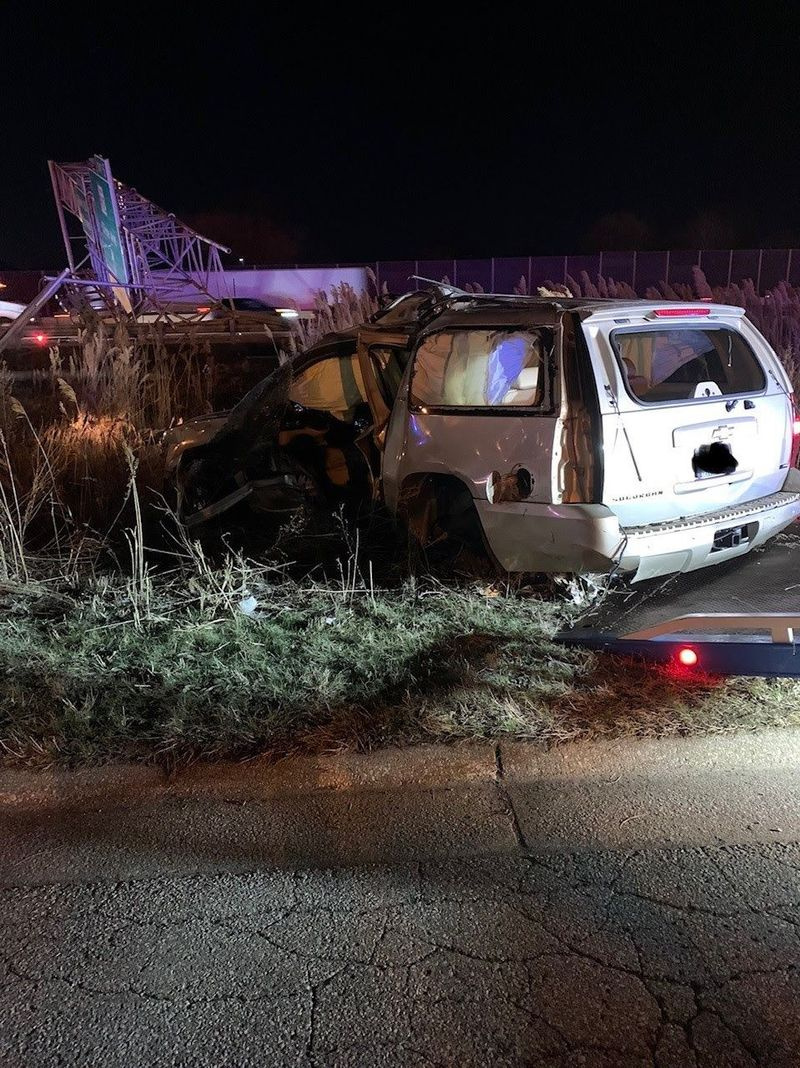 Ce SUV a heurté un panneau suspendu le 21 mars 2021, dans le nord-ouest de l
