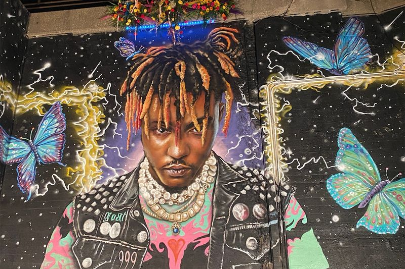 Umělec Corey Pane říká, že vytvořil tuto nástěnnou malbu Juice WRLD ve viaduktu v bloku 800 West Hubbard Street poblíž Kennedy Expressway na oslavu života chicagského rappera, který zemřel v prosinci.