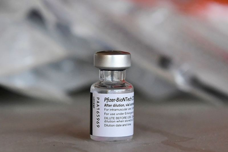 Under en høring den 10. august om børnebidrag spurgte Cook County-dommer James Shapiro Rebecca Firlit, om hun var vaccineret mod COVID-19. Efter at hun svarede, at hun ikke var af en medicinsk årsag, udstedte Shapiro en ordre, der forbød hende at se sin søn, indtil hun var vaccineret.