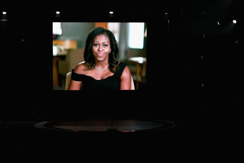 Mišela Obama izrāda cieņu Chance the Rapper, izmantojot video 2017. gada BET balvu pasniegšanas ceremonijā Microsoft Theatre 2017. gada 25. jūnijā Losandželosā, Kalifornijā. | Frederiks M. Brauns/Getty Images