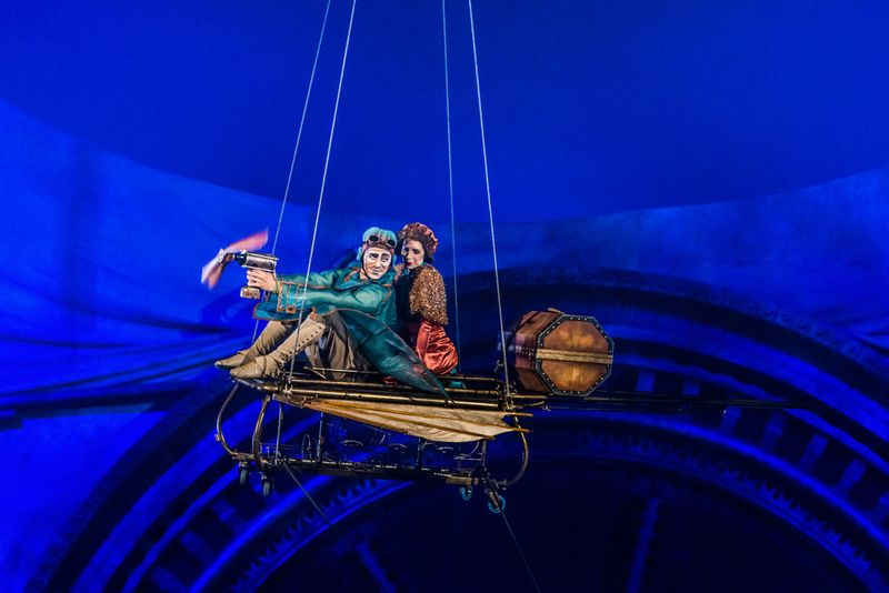 Lendur ja tema kaasreisija tõusevad Cirque du Soleili Imede Kabinetis Kurios. Foto: Martin Girard)