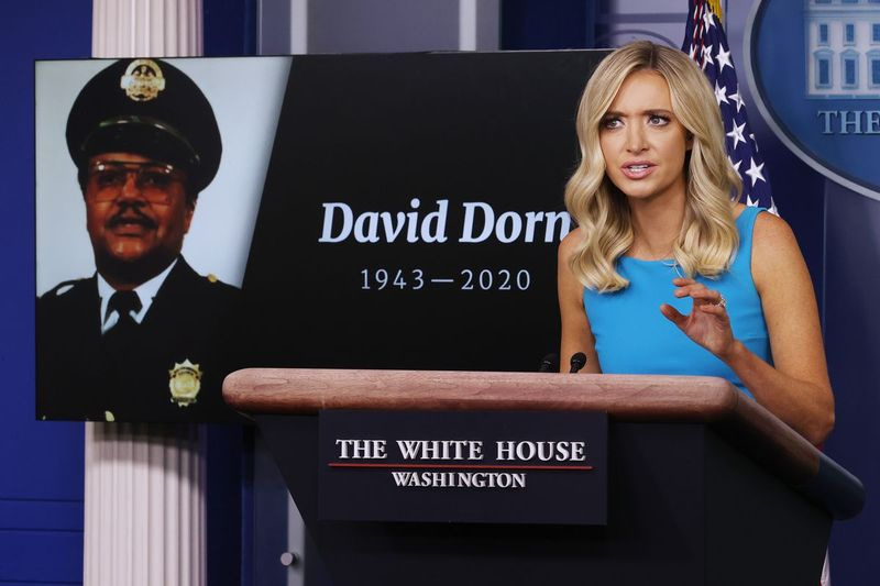 Tisková tajemnice Bílého domu Kayleigh McEnany pořádá denní tiskový brífink