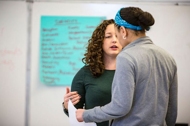 Artista didactică de la TimeLine Theatre, Lexi Saunders, cu Alcott College Prep. Boboc Auriel Williams | James Foster/Pentru Sun-Times