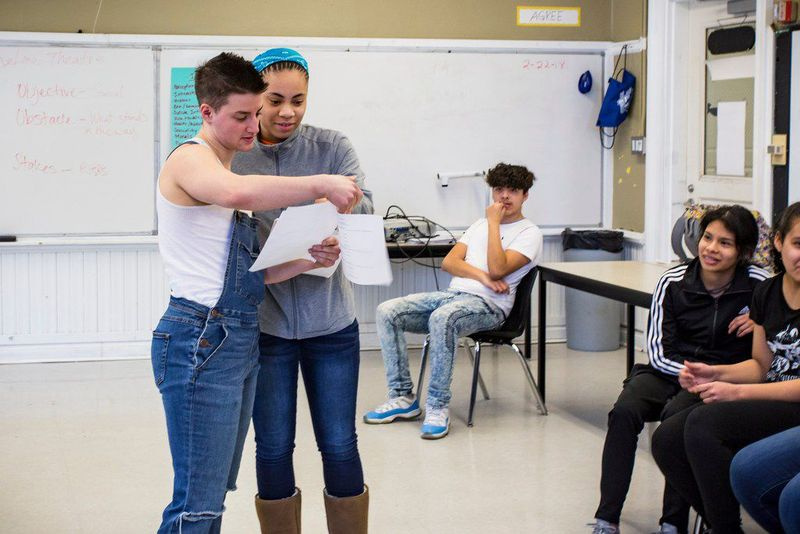 Membrul distribuției Theo Germaine interpretează o scenă din producția TimeLine Theatre Boy with Alcott College Prep Freshman Auriel Williams. Programul de istorie vie al Teatrului TimeLine parteneriate cu liceele din Chicago pentru discuții și ateliere de lucru ab