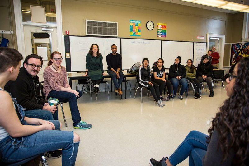 Membrii producției de teatru TimeLine Boy vorbesc cu studenții de la Alcott College Prep. Programul de istorie vie al Teatrului TimeLine colaborează cu liceele din Chicago pentru discuții în clasă și ateliere despre probleme sociale relevante și în evoluție. |