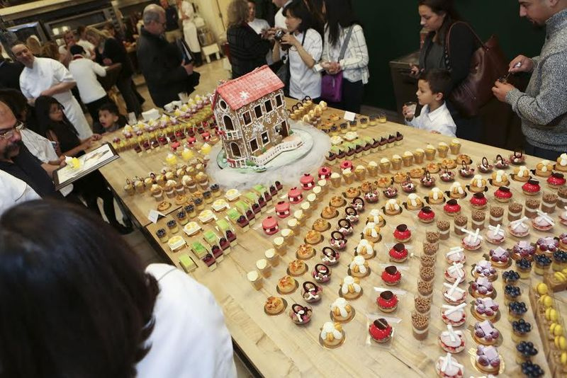 2016年12月のフランス菓子学校の卒業式に展示された学生の菓子作品。 |提供された写真