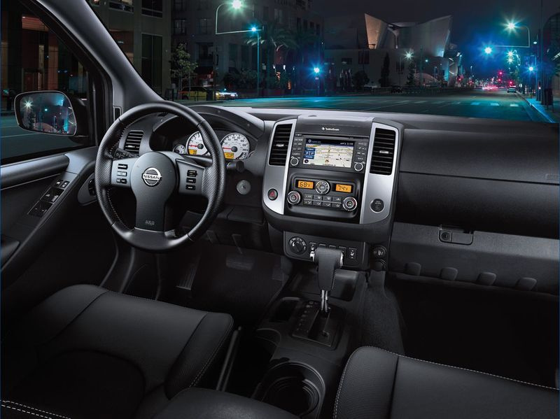 Nissan Frontier pertama sekali adalah kuda kerja - direka untuk menangani kedua-dua projek profesional dan peribadi. Penambahbaikan untuk tahun model 2018 termasuk penambahan Monitor Pandangan Belakang standard merentas semua model dan kandungan gred asas yang dikemas kini – i