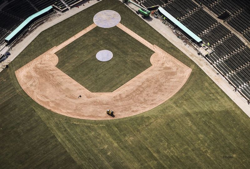 Letecké snímky Wrigley Field s čerstvým drnem pořízené v sobotu 1. dubna 2017. | Lee Hogan/For the Sun-Times