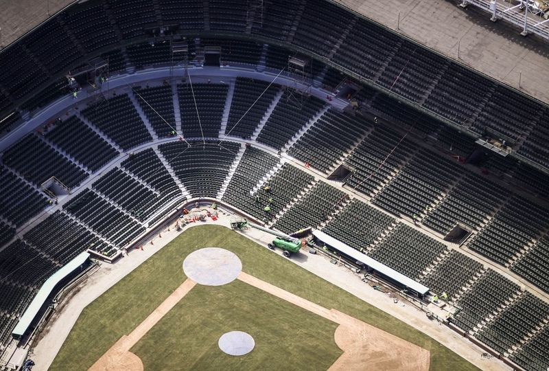 Letecké snímky Wrigley Field s čerstvým drnem pořízené v sobotu 1. dubna 2017. | Lee Hogan/For the Sun-Times