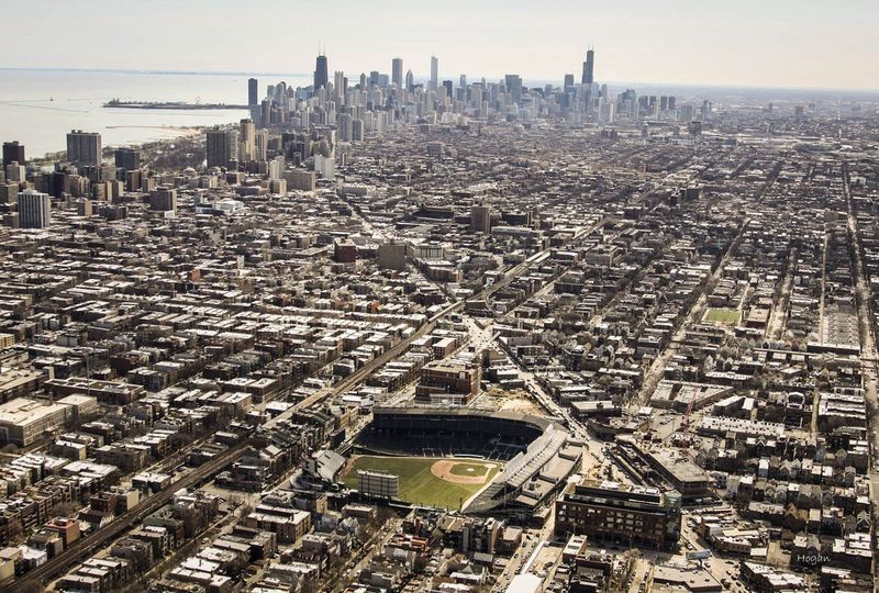 Letecké snímky Wrigley Field s čerstvým drnem pořízené v sobotu 1. dubna 2017. | Lee Hogan/For the Sun-Times