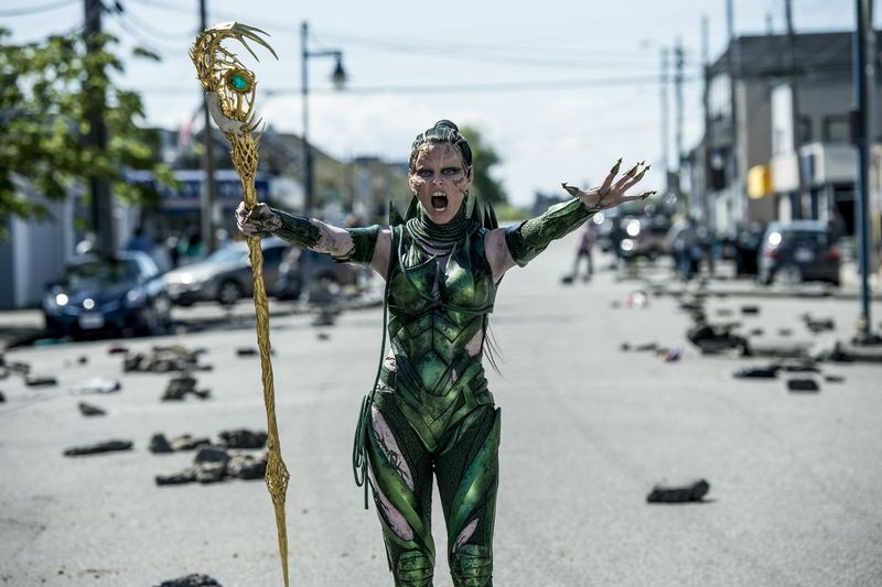 Elizabeth Banks dans le rôle de Rita Repulsa dans les Power Rangers de Saban. | Lionsgate