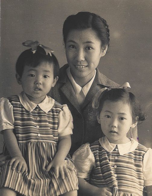 Linda Yu con sua madre e sua sorella.