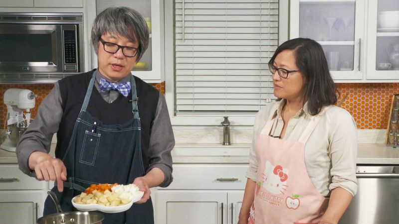 Koreańsko-amerykański kucharz Theo Hahn i Monica Eng przyrządzają koreański gulasz z kurczaka w internetowym studiu kuchennym. | Zdjęcie Sun-Times