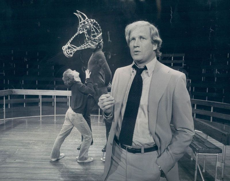 Psühhiaater võitleb emotsioonidega, mida ta pole kunagi tundnud – lapse kirg, mida tunneb hobuse vastu. Ken Howard on arst (esiplaanil) Michael Snyder on tema patsient stseenis Equusest Chicago Studebakeri teatris 1976. aastal.