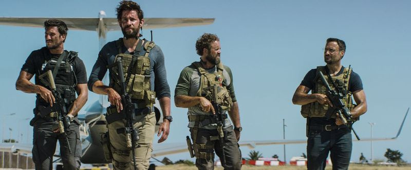 13 Hours: The Secret Soldiers of Benghazi, bintang Pablo Schreiber (sebagai Kris Tanto Paronto, dari kiri), John Krasinski (sebagai Jack Silva), David Denman (sebagai Boone) dan Dominic Fumusa sebagai John Tig Tiegan. | PARAMOUNT