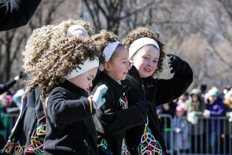 I ballerini della Trinity Academy of Irish Dance hanno marciato alla St. Patrick