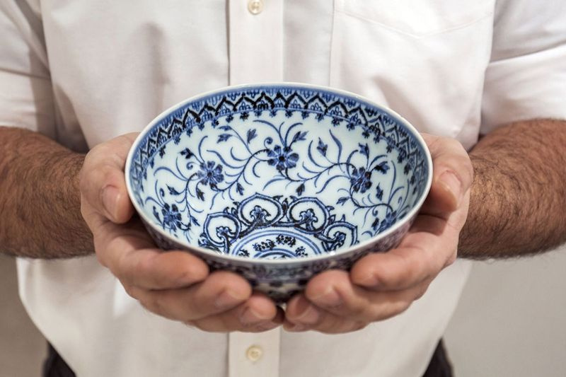 Tato malá porcelánová miska byla koupena za 35 dolarů ve výprodeji v Connecticutu. Ukázalo se, že jde o vzácný čínský artefakt z 15. století v hodnotě mezi 300 000 a 500 000 $. Miska bude nabízena na aukci Sotheby’s of Important Chinese Art v New Yorku 17. března.