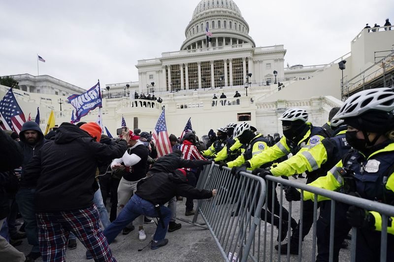 Trump-tilhængere forsøger at bryde igennem en politibarriere onsdag den 6. januar 2021 ved Capitol i Washington. Mens kongressen forbereder sig på at bekræfte den nyvalgte præsident Joe Bidens sejr, er tusindvis af mennesker samlet for at vise deres støtte til præsident Donald Trump og hans falske påstande om valgsvindel.