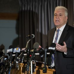 O promotor distrital do condado de Kenosha, Michael Graveley, anuncia que nenhuma acusação será feita contra o policial de Kenosha que atirou em Jacob Blake, durante uma coletiva de imprensa na cidade de Wisconsin, terça-feira à tarde, 5 de janeiro de 2021. Blake, 29, estava encostado em um SUV em 23 de agosto de 2020, quando o policial Rusten Sheskey abriu fogo, atingindo Blake nas costas sete vezes.