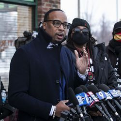 O advogado da família de Jacob Blake, B’Ivory LaMarr, fala a repórteres depois que o promotor distrital do condado de Kenosha, Michael Graveley, anunciou que nenhuma acusação será feita contra o policial de Kenosha que atirou em Blake na noite de terça-feira, 5 de janeiro de 2021.