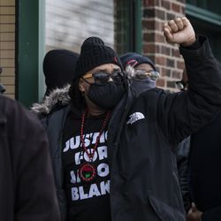 Justin Blake, tio de Jacob Blake, levanta o punho enquanto se prepara para falar aos repórteres depois que o promotor distrital do condado de Kenosha, Michael Graveley, anunciou que nenhuma acusação será feita contra o policial de Kenosha que atirou em Jacob Blake na noite de terça-feira, 5 de janeiro de 2021. Jacob Blake, 29, estava encostado em um SUV em 23 de agosto de 2020, quando o policial Rusten Sheskey abriu fogo, atingindo Blake nas costas sete vezes.