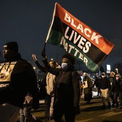 Dezenas de manifestantes Black Lives Matter marcham ao redor de Kenosha depois que o promotor Michael Graveley anunciou que nenhuma acusação será feita contra o policial de Kenosha que atirou em Jacob Blake, na noite de terça-feira, 5 de janeiro de 2021.