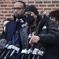 Ladeado por parentes e simpatizantes, Justin Blake, tio de Jacob Blake, fala aos repórteres depois que o promotor do condado de Kenosha, Michael Graveley, anunciou que nenhuma acusação será feita contra o policial de Kenosha que atirou em Jacob Blake na noite de terça-feira, 5 de janeiro de 2021.