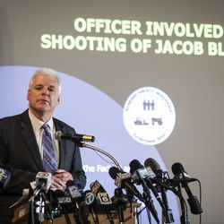 O promotor distrital do condado de Kenosha, Michael Graveley, anuncia que nenhuma acusação será feita contra o policial de Kenosha que atirou em Jacob Blake, durante uma coletiva de imprensa na cidade de Wisconsin, terça-feira à tarde, 5 de janeiro de 2021. Blake, 29, estava encostado em um SUV em 23 de agosto de 2020, quando o policial Rusten Sheskey abriu fogo, atingindo Blake nas costas sete vezes.