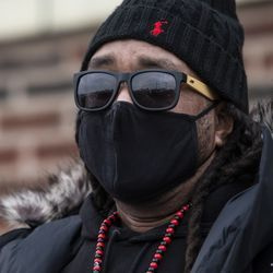 Justin Blake, tio de Jacob Blake, fala a repórteres depois que o promotor distrital de Kenosha, Michael Graveley, anunciou que nenhuma acusação será feita contra o policial de Kenosha que atirou em Jacob Blake, na noite de terça-feira, 5 de janeiro de 2021. Jacob Blake, 29, estava inclinado em um SUV em 23 de agosto de 2020, quando o policial Rusten Sheskey abriu fogo, atingindo Blake nas costas sete vezes.