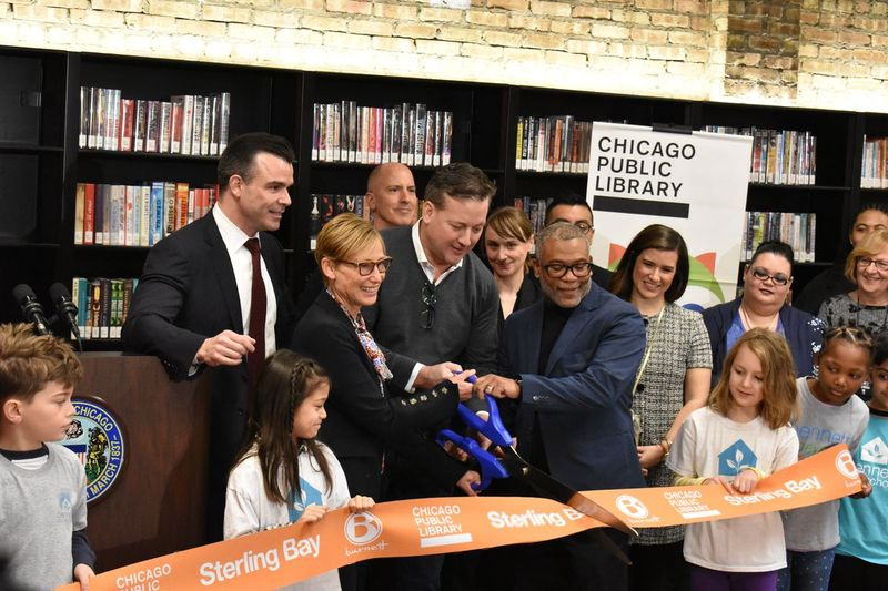 Andy Gloor (au centre), directeur général de Sterling Bay, a été rejoint par la première dame de Chicago, Amy Rule et Ald. Walter Burnett Jr. (27e) pour couper un ruban jeudi marquant l