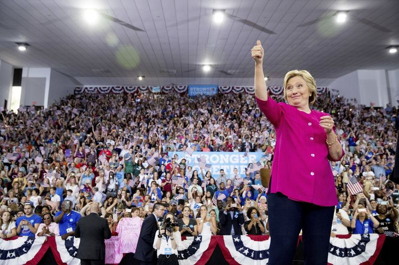 Demokratų kandidatė į prezidentus Hillary Clinton sveikina šalininkus, penktadienį atvykusi į mitingą McGonigle salėje Temple universitete Filadelfijoje. | Andrew Harnik / „Associated Press“.