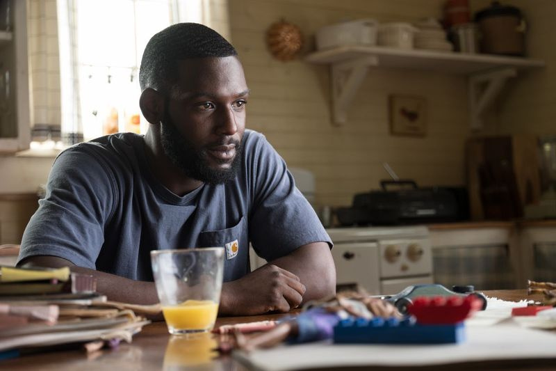 Kofi Siriboe nei panni di Ralph Angel Bordelon in Queen Angel. | Warner Bros./PROPRIO