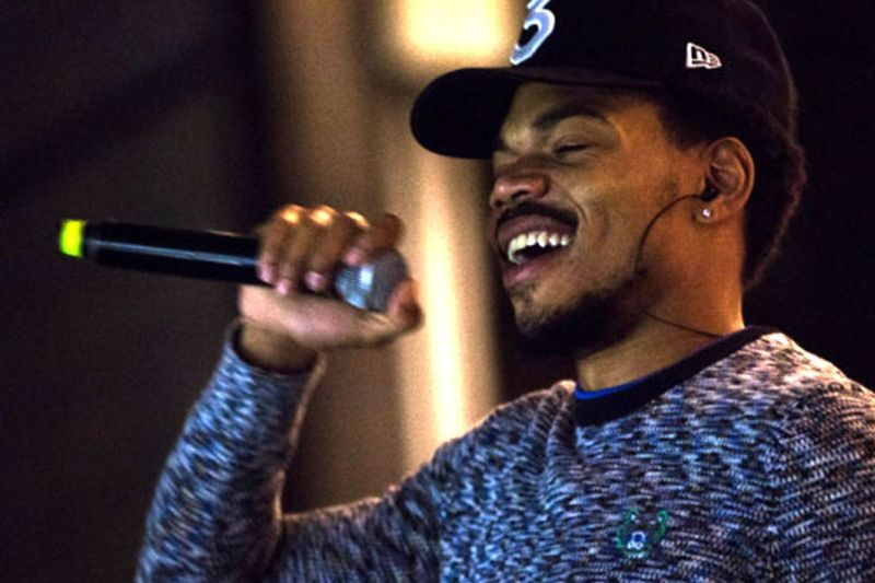 Chance the Rapper vystupuje na Chance the Rapper’s Parade to the Polls v Grant Park’s Petrillo Music Shell v roku 2016.