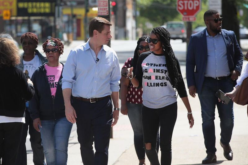 Demokratični predsedniški kandidat kongresnik Eric Swalwell (D-CA) se pogovarja z aktivistko skupnosti in ustanoviteljico organizacije Mothers Against Senseless Killings (MASK) Tamar Manasseh.