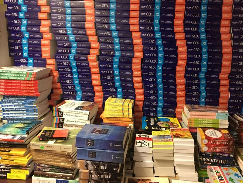 Organizacija „Chicago Books to Women in Prison“ per atostogų sezoną gavo šimtus GED apžvalgų vadovų ir kitų knygų. | Pateikta nuotrauka