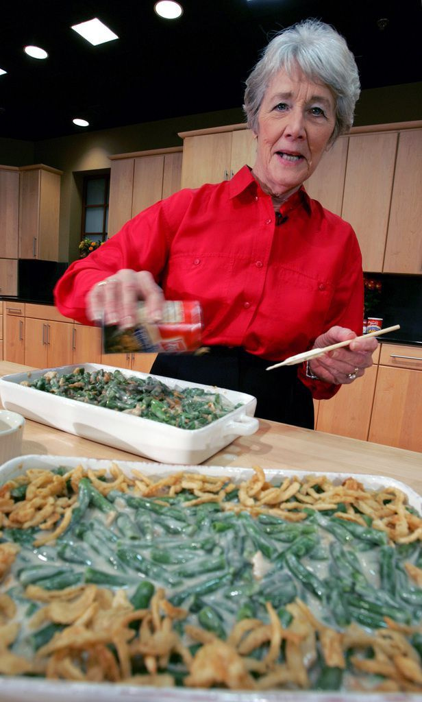 Dalam gambar fail 15 Nov 2005 ini, Green Bean Cassorole terletak di latar depan ketika Dorcas Reilly menyediakan satu lagi di dapur korporat Campbell Soup Co. di Camden, NJ Reilly meninggal dunia pada hari Isnin, 15 Okt. 2018. (Foto AP/ Mel Evans, Fail)