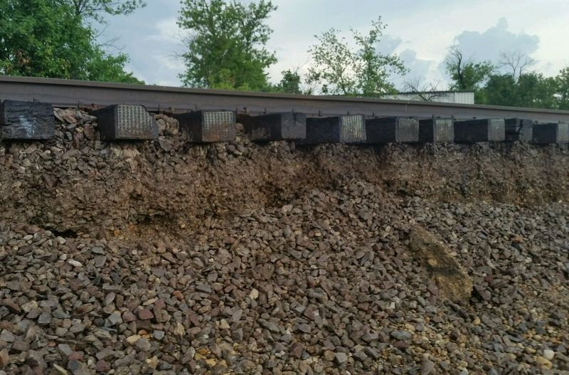 Záplavy ve středu ráno vyplavily balast podporující tyto stopy Metra na severní lince Milwaukee District poblíž Illinois 120, severně od Libertyville. Provoz byl zastaven v obou směrech. | Metrická fotografie