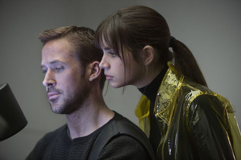 Ryanas Goslingas ir Ana de Armas scenoje iš „Bėgančiojo ašmenys 2049“. | . „Warner Bros.“ nuotraukos
