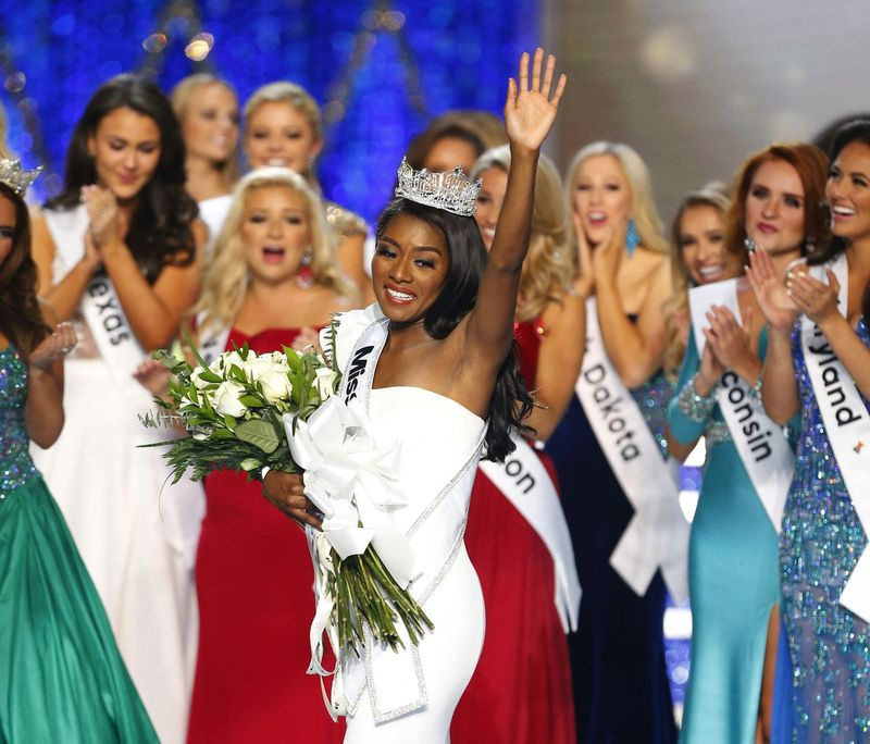Na archivní fotografii z této neděle, 9. září 2018, Miss New York Nia Franklinová reaguje poté, co byla jmenována Miss America 2019 v Atlantic City, N.J. | AP Photo/Noah K. Murray, Soubor