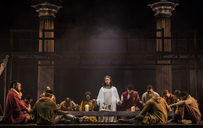 Evan Tyrone Martin (i midten) spiller Jesus of Nazareth i Paramount Theatres 2017-produksjon av Jesus Christ Superstar. (Foto: Liz Lauren)